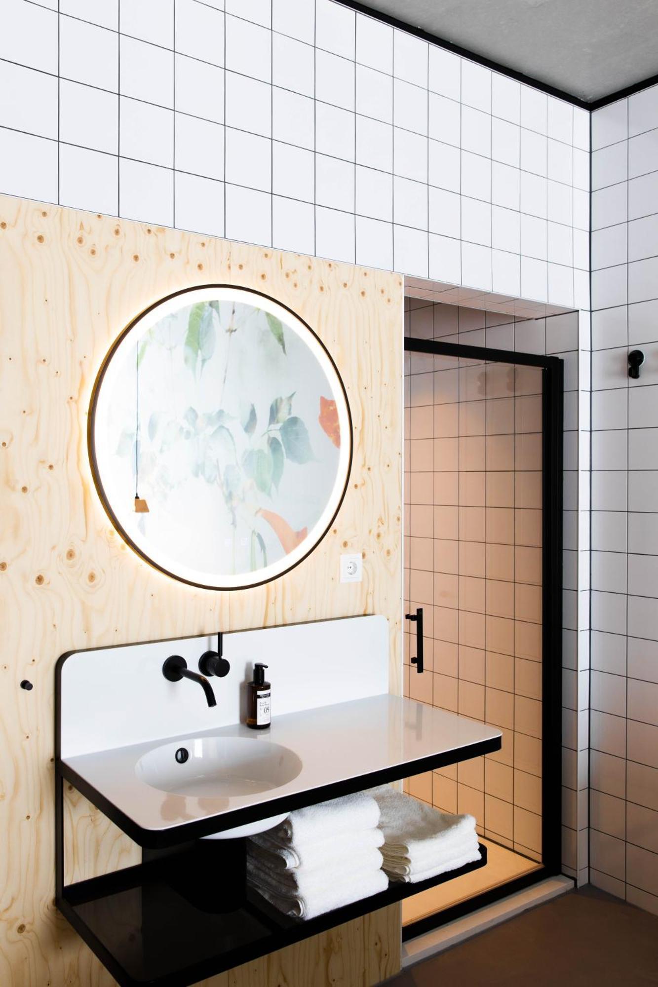 Moloko, Modern Designed Sleep & Shower Hotel In City Center, Digital Key By Sms Enschede Exterior photo