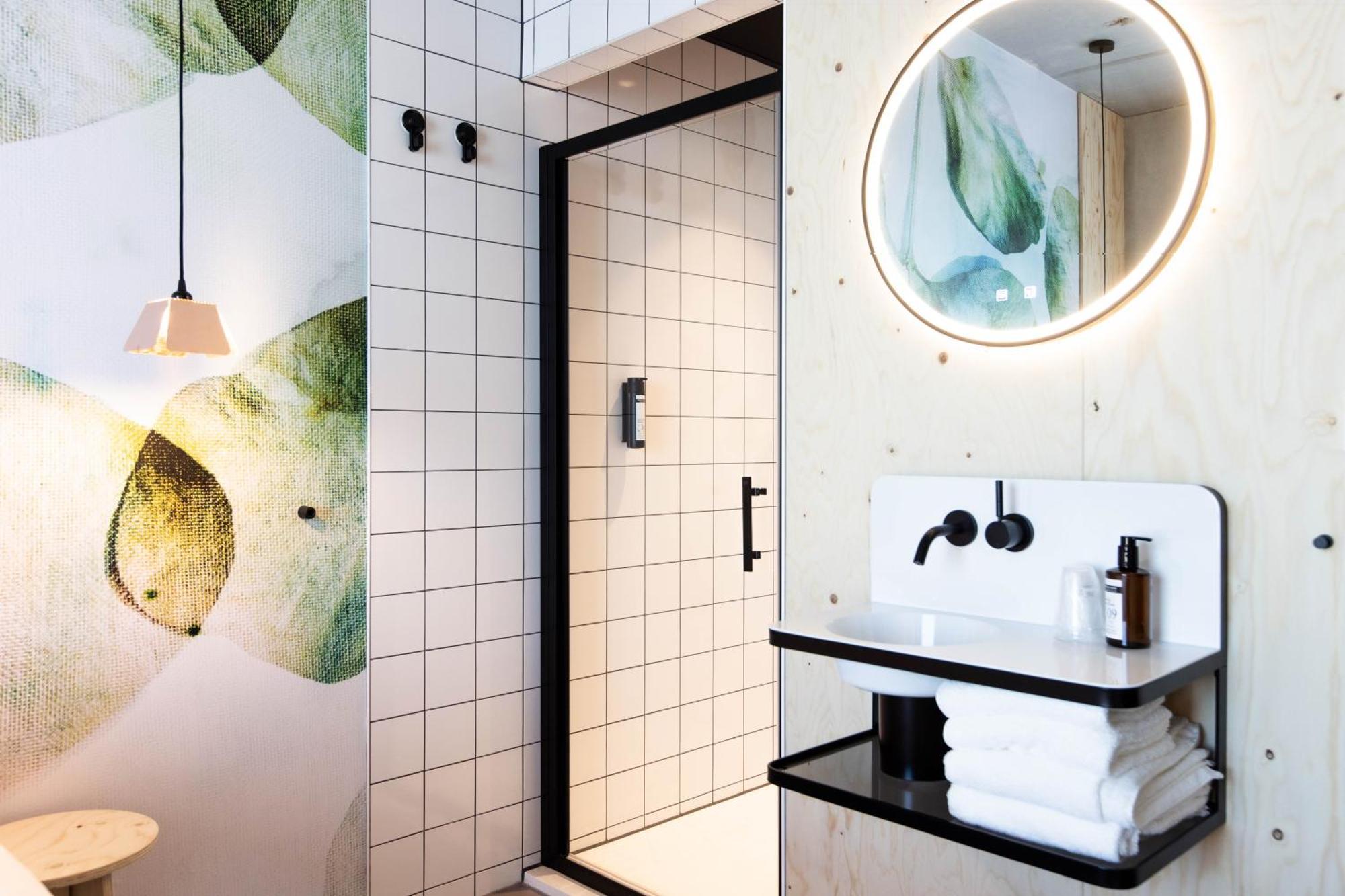 Moloko, Modern Designed Sleep & Shower Hotel In City Center, Digital Key By Sms Enschede Exterior photo
